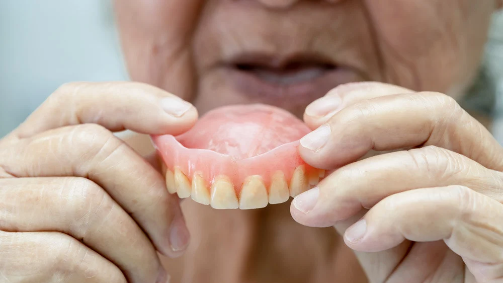 Cómo cuidar correctamente una prótesis dental